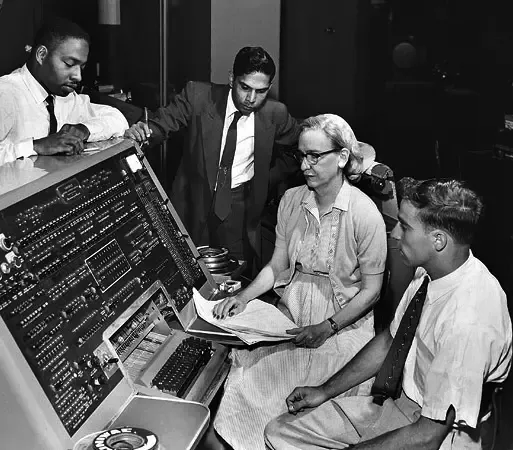 UNIVAC 키보드 앞의 그레이스 호퍼 (출처: Wikimedia Commons / CC BY)